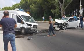 .yağışın etkisiyle yoldan çıkarak kayalıklara çarpmasıyla meydana gelen kazada 17 kişi yaralandı. Antalya Da Trafik Kazalari 1 Olu 1 Yarali Son Dakika Antalya Haberleri Star