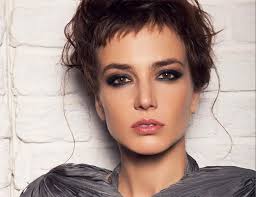 1992 tarihinde şirzat bilallar ile evlenmiştir 1995 tarihinde ise ayrılmışlardır.1996 tarihinde ise. Kirgin Cicekler Macide Deniz Ugur Kimdir Okunakli Biyografi Merkezi