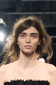 Kräftige Brauen wie auf dem Prada Laufsteg: So schminken Sie den Look laut  Expertin nach