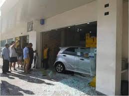 Maybank, alor setar, kedah, malaisia 1.7. Tertekan Pedal Minyak Kereta Rempuh Bank