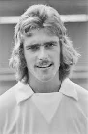 FA CUP 74-75. HAMMERS TAKE THE TROPHY AS BOBBY BIDS WEMBLEY FAREWELL