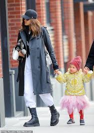 Irina shayk und bradley cooper haben sich getrennt. Irina Shayk Tochter Lea Cooper 2 Felsen Ein Tutu Wie Sie Geht Hand In Hand Mit Model Mama Aktuelle Boulevard Nachrichten Und Fotogalerien Zu Stars Sternchen