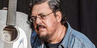 Μπορεί να πει κανεις για τον λαυρέντη μαχαιριτσα.και όσα δεν πούμε εμείς το λένε τα τραγούδια του. Layrenths Maxairitsas Ta 15 Tragoydia Poy Exoyn Ekfrasei Genies Kai Genies In Gr