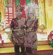 Pakaian ini juga biasanya dipadu padankan dengan kain segiempat atau kopiah untuk penutup kepala. 46 Ide Sanggar Paket Rias Pengantin Melayu Riau Dijakarta Pengantin Arabian Night Penari