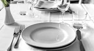 Il galateo a tavola prevede che i bicchieri vanno disposti sul lato destro, sopra alle posate. Come Si Apparecchia La Tavola Secondo Il Galateo Aia Food