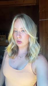 Natalie Farwell's Instagram, Twitter & Facebook