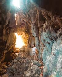 Gua batu cermin adalah gua terowongan yang berada di bukit batu, labuan bajo, manggarai barat, flores ini memiliki luas kurang lebih 19 hektar dengan tinggi sekitar 75 meter.gua batu cermin ini adalah satu worth visit sebelum pulang atau pertama kali saat mendarat di labuan bajo. Labuan Bajo Tour Guide What You Need To Know Before You Go