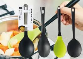 100均にはほぼ全てと言っていいほど様々なキッチングッズが取り揃えられていますよね でも 品質がどうなのかも分からず手を出して 実際は使いづらかった という失敗もしばしば そこで プロの料理家とテストする女性誌 ldk がその実力を検証 今回は 炒める