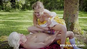 Yeni Çağ Dönemi Aşıkları Bahçede Çılgınlar Gibi Sikiştiler - Porno İzle