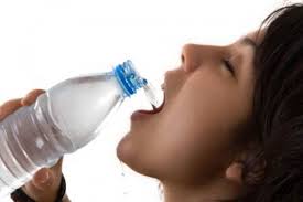Menghilangkan berat badan air dengan minum banyak air? 7 Cara Minum Air Putih Yang Tepat Untuk Turunkan Berat Badan
