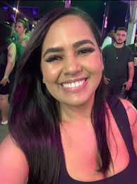 Boa tarde! Será que alguém poderia remover o homem e a mulher da foto pra  mim, por favor?