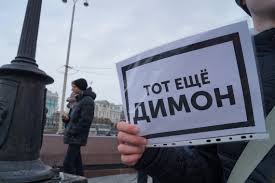 Картинки по запросу Фото с площади Екатеринбурга с Навальным