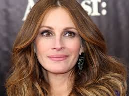 Ποζάρει στο μπάνιο της φορώντας το φόρεμα που θα έβαζε στο met gala. H Tzoylia Romperts Sto Pleyro Twn Metanastwn Talk Of The Town