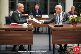 Burgemeester Fred Veenstra officieel herbenoemd in raadsvergadering