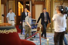 Neki az ellenzéki oldalon is bizonyítási kényszerei vannak. Hadhazy Akos Szomoru Hogy Ezt A Jobb Sorsra Erdemes Tudosembert Peterfalvi Attilat Hasznaljak Fel Magyar Hang