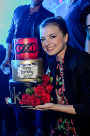 Photos Revenge Star Emily Vancamp Spotted Celebrating Birthday With Boyfriend Josh Bowman At Hakkasan Las Vegas Restaurant And Nightclub Friday May 16 Veg Emily Vancamp Revenge Revenge Tv