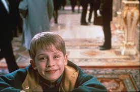 Die amerikanische familie reist von chicago nach europa, aber in einem ansturm von gebühren vergessen dumme eltern zu hause. Kevin Allein Zu Haus Macaulay Culkin Zeigt Die