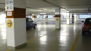 A köki terminál bevásárlóközpont autóval érkező látogatói egy többszintes parkolót vehetnek igénybe a vásárlás idejére. Koki Terminal Obi Parkolo