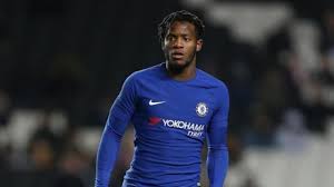 Hij tekende in juli 2016 een contract tot medio 2021 bij chelsea, dat circa 40 miljoen euro voor hem betaalde aan olympique marseille. Why Chelsea Should Part Ways With Out Of Favour Michy Batshuayi