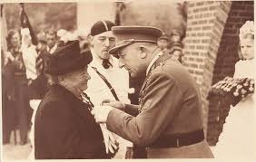 Dieven forceerden het slot, maar raakten uiteindelijk niet. Timmie Van Diepen S Tweet Een Historisch Draadje Over Echte Helaas Vergeten Verzetsstrijders Het Bos In Rotem Dilsen Stokkem Waar Vandaag Naar Jurgenconings Werd Gezocht Ligt In De Omgeving Van De Kapel Van