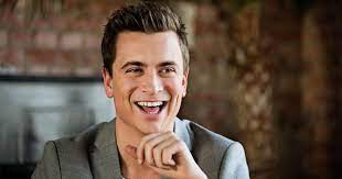 Het is nog even wachten op de. Niels Destadsbader Nummer 1 In Vlaamse 100 Radio 2 De Grootste Familie