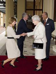 Maybe you would like to learn more about one of these? Knigge Und Royale Etikette Fur Wen Mussen Kate Middleton Meghan Markle Und Co Knicksen News De