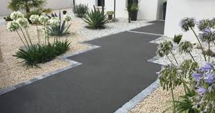 Amenagement Entree De Maison En Enrobe Noir A Chaud Entreprise Remaud A Revetement Sol Exterieur Entree De Maison Exterieur Amenagement Jardin Devant Maison