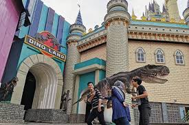 Salah satunya theme park yang berada di jakarta utara ini. 5 Tempat Wisata Instagramable Di Surabaya Banyak Spot Selfie Lucu Halaman All Kompas Com