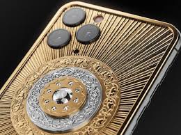Ecran super retina xdr de 6.5 inchi. Just In Time For Christmas A Gold Diamond Edition Of Iphone 11 Pro With The Nativity Scene Ht Tech