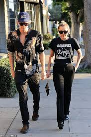 Cody simpson packs on pda with marloes stevens after calling miley cyrus romance a 'phase'. Miley Cyrus Spaziergange Arm In Arm Mit Der Australischen Beau Cody Simpson Beim Shopping Trip In West Hollywood Aktuelle Boulevard Nachrichten Und Fotogalerien Zu Stars Sternchen