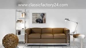 Es wurde in zusammenarbeit mir der französischen designerin charlotte perriand in1928 gezeichnet. Le Corbusier Dreisitzsofa Lc2 Kaufen Bei Classicfactory24 Com
