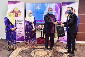 Selawat dan salam keatas junjungan nabi, sahabat. Galeri Foto Album Majlis Penyampaian Bantuan Persekolahan Back To School 2021 Di Kompleks Kkmm Pada 26 Februari 2021 Image Majlis Penyampaian Bantuan Persekolahan Back To School 2021 Di Kompleks Kkmm Pada 26 Februari 2021