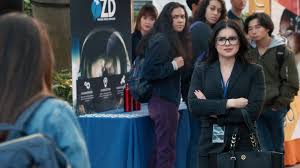 Tory Burch Black Handbag Held By Ariel Winter As Alex Dunphy In Modern Family S11e15 Baby Steps 2020