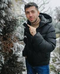Mircea bravo, pe numele său real mircea popa, este un tânăr comediant din cluj, în vârstă de 30 de ani. Fan Grup Mircea Bravo Home Facebook