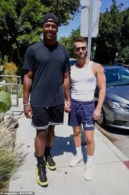 Julians të nxehtë të dashurin ryan! The Dynamic Duo Of Ryan Russell And His Boo Are Spotted Being Random Inside Jamari Fox