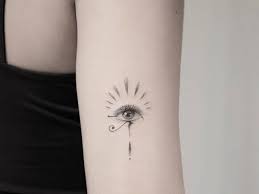 Genial tatuaje egipcio en la pierna tatuajes temporales con el ojo de ra. Tatuajes Egipcios Significados Fotos Y Disenos