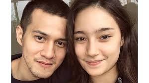 Mereka penggemar berat sepakbola dan kos di tempat yang sama. Sudah Putus Tatjana Saphira Unggah Foto Dengan Pria Baru Herjunot Ali Dalam Islam Enggak Ada Pacaran Herstory Line Today