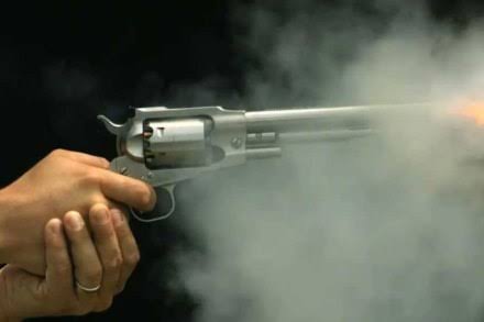 पुण्यात पोलिस चौकीशेजारीच गोळीबार; तरुण जखमी