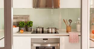 Si tienes que reformar la cocina quizás se te plantee el dilema de cómo revestir las paredes: Como Pintar Los Azulejos De La Cocina Paso A Paso