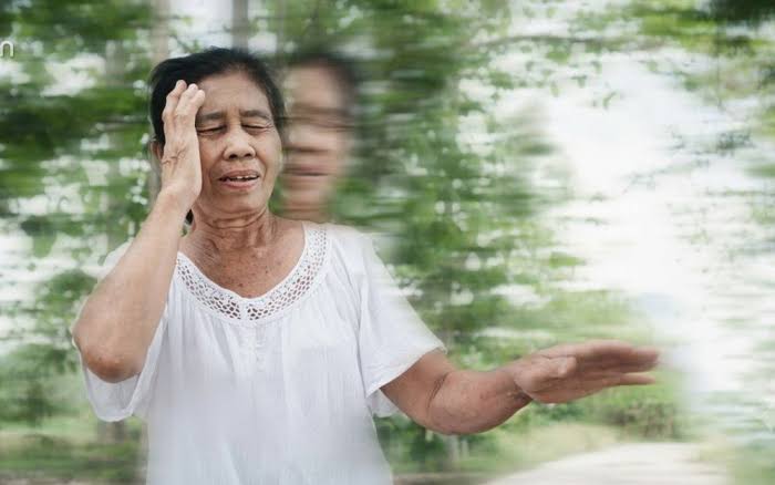 Trời mưa sau nhiều ngày nắng nóng, người cao tuổi dễ chủ quan với 4 thay đổi sức khỏe này