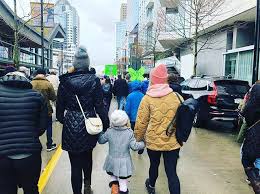 Arrow actor stephen amell took to social media to address an argument he had with wife cassandra on a flight, which led to him being asked to leave the plane. Spotted Arrow Star Stephen Amell Takes Part In March For Our Lives Photos Curated
