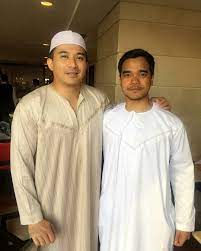 Alif satar lyrics with translations: Repost From Aaron Aziz S Ig Met The Humble Alif Satar At Madinah Indeed The World Is Small It S Nice To Bump Into Musli Muslim Brothers Chef Jackets Muslim