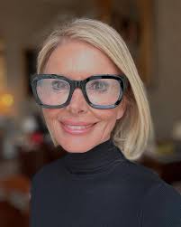 Girls who wear glasses !! 🤓