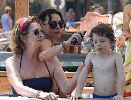 Amerikalı gazeteci benjamin harvey ile evlenen ve eylül ayında anne olan hande ataizi, oğlumuz istediğini seçme hakkına sahip dedi. Hande Ataizi Mankenlere Tas Cikartti Temiz Magazin