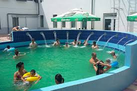 Hotelul central a fost construit între anii 1907 şi 1911, în stil baroc şi a fost parţial renovat în 2012 şi reclasificat la categoria de 3*. Hotel Central Calimanesti Caciulata Romania