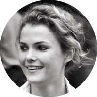 Family relationship of Thomas Bullock and Keri Russell via Richard Fitzalan