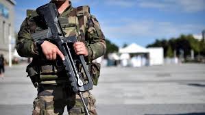 Le mouvement des gilets jaunes — du nom des gilets de haute visibilité de couleur jaune portés par les manifestants — est un mouvement de protestation non structuré et sporadique apparu en france en octobre 2018. Gilets Jaunes En France Les Militaires De L Operation Sentinelle Mobilises Samedi Pour Securiser Des Batiments Le Soir