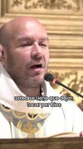 como reconocer a una persona con fé muy pobre? es cuando se va llenando de  cositas pero si la persona tiene fé firme solo la eucaristia debe robarle  la atención pues con