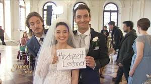 Doch der beginn einer jungen liebe wird schon bald auf eine zerreißprobe gestellt. Sturm Der Liebe Making Of Hochzeit Von Clara Und Adrian Ard Mediathek