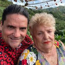 Queridos todos, comparto con ustedes que esta hermosa joven que ven a mi  lado... mi mamá... acaba de partir a su próxima posada. Mama falleció hace  unos minutos. Llevaba unos días hospitalizada